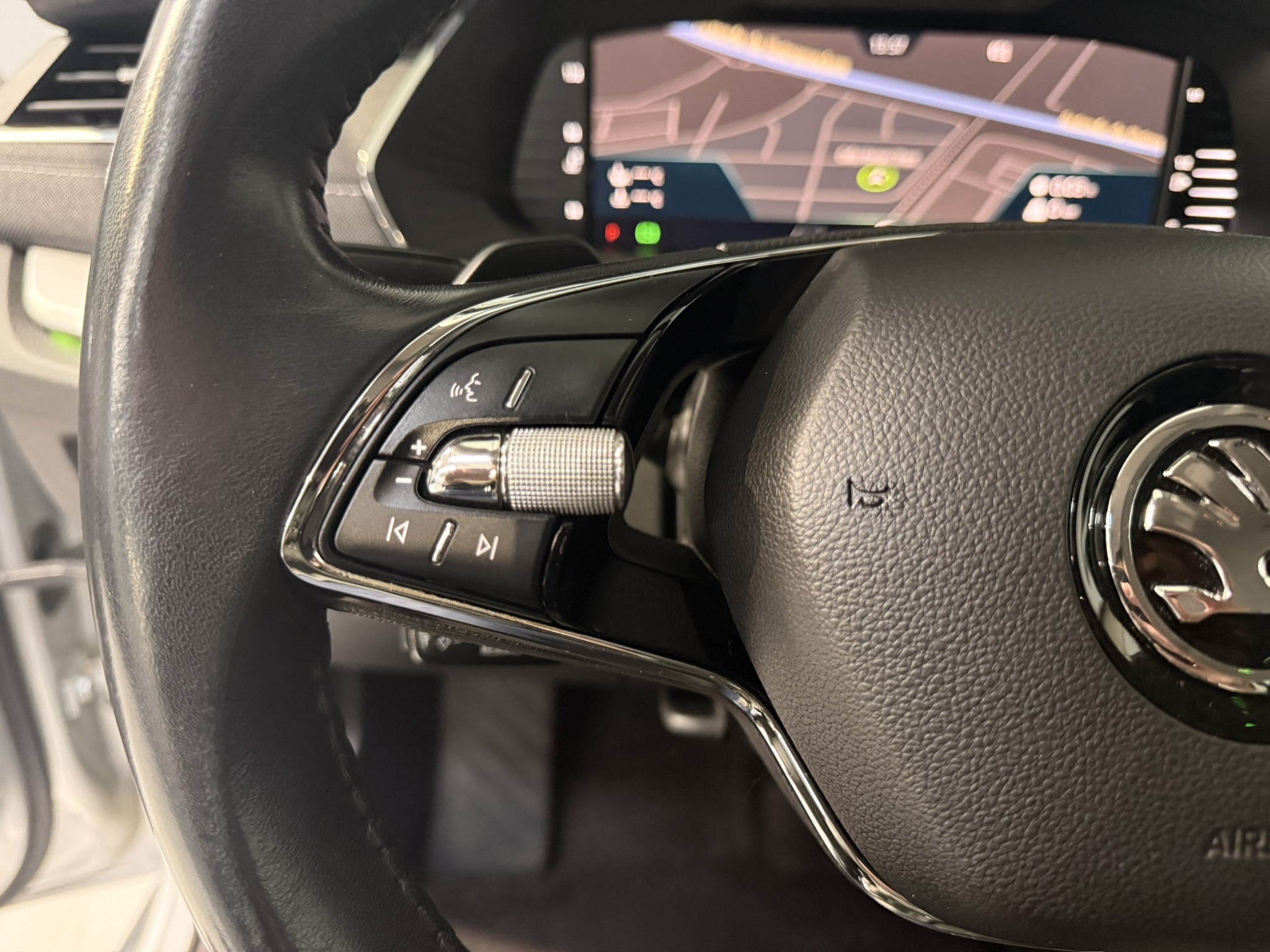 SkodaOctavia150DSGGris (13)