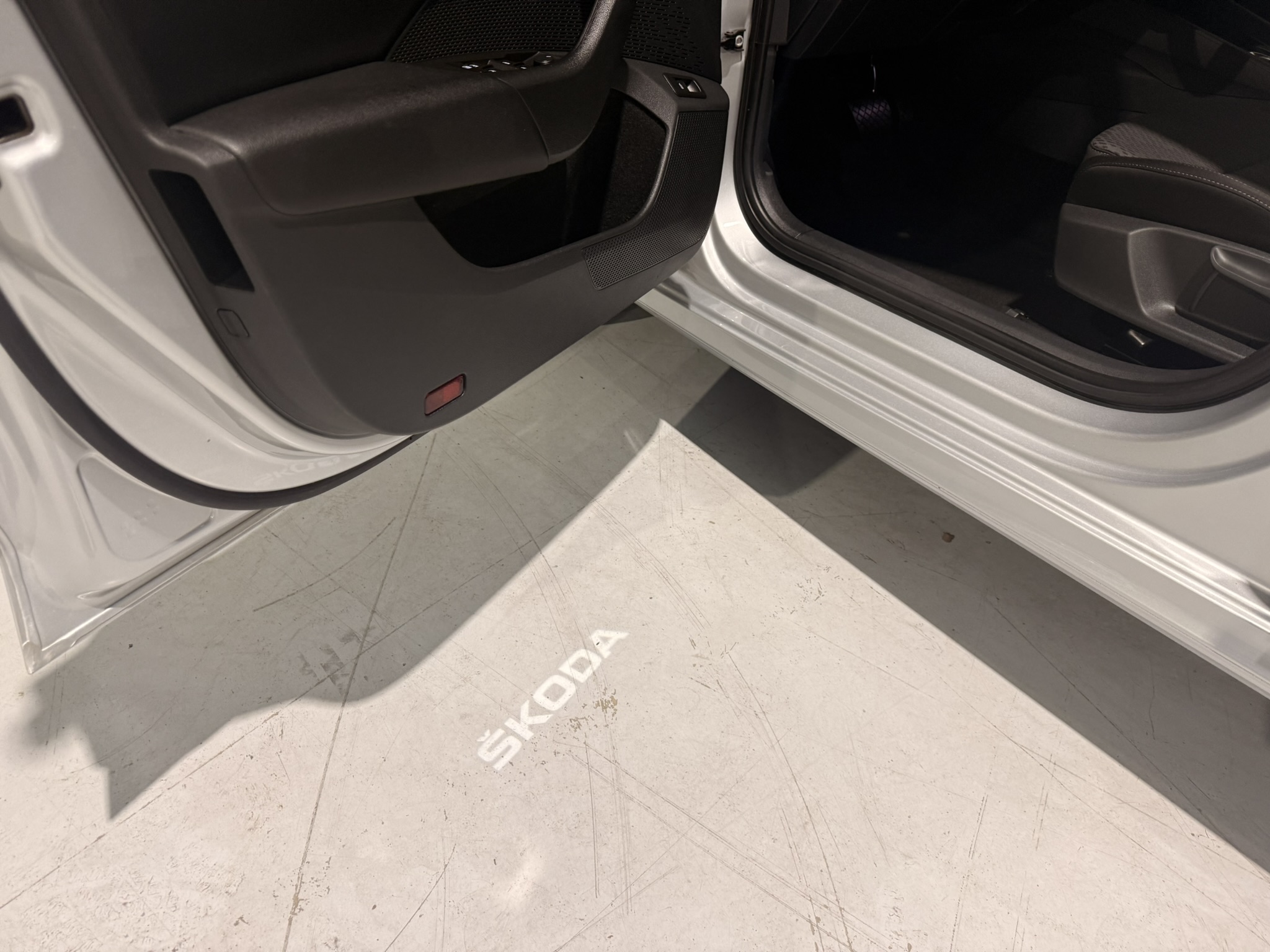 SkodaOctavia150DSGGris (42)